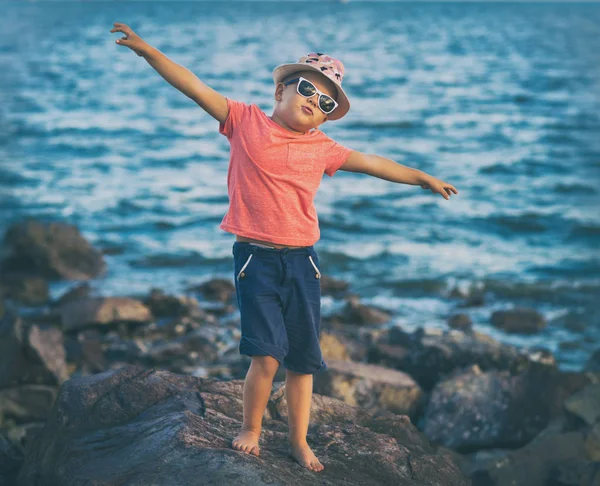 Ragazzino Con Mani Alzate Sulla Roccia Vicino Mare — Foto Stock