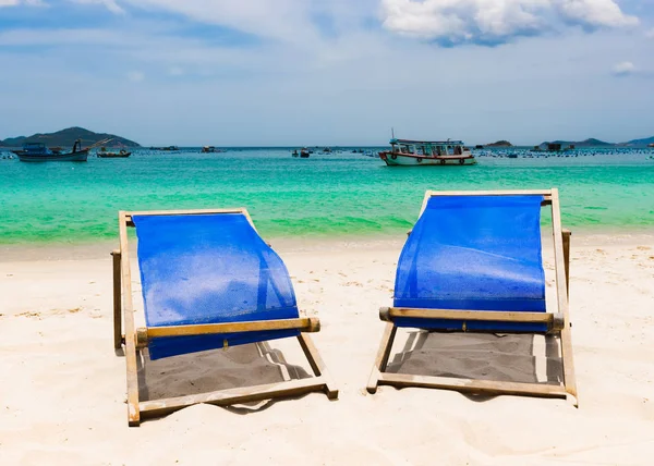 Gyönyörű Fehér Homokos Strand Szék Előtérben Háttérben Halászhajókat Vietnam Táj — Stock Fotó