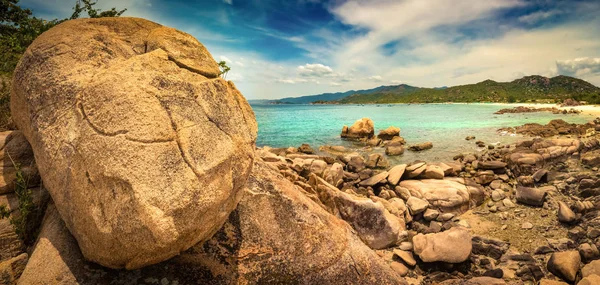 Piękny Biały Piasek Plaży Kamienie Pierwszym Planie Krajobraz Wietnamu Panoramy — Zdjęcie stockowe