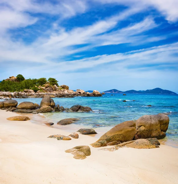 Hermosa Playa Arena Blanca Piedras Primer Plano Paisaje Vietnam —  Fotos de Stock