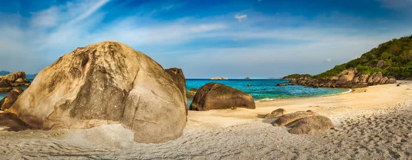 Vacker Vit Sandstrand Stenar Förgrund Landskap Vietnam Panorama — Stockfoto