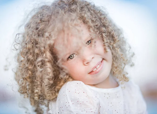 Ritratto All Aperto Una Bambina Sorridente Concetto Emozione Positiva — Foto Stock