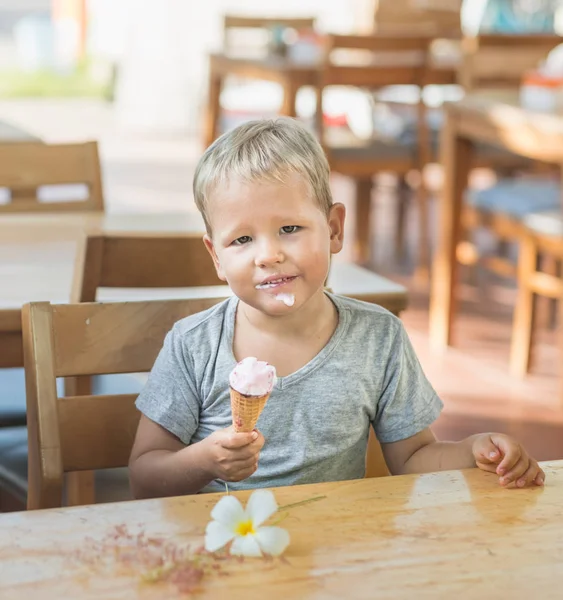 Słodkie Chłopiec Jedzenie Lody — Zdjęcie stockowe