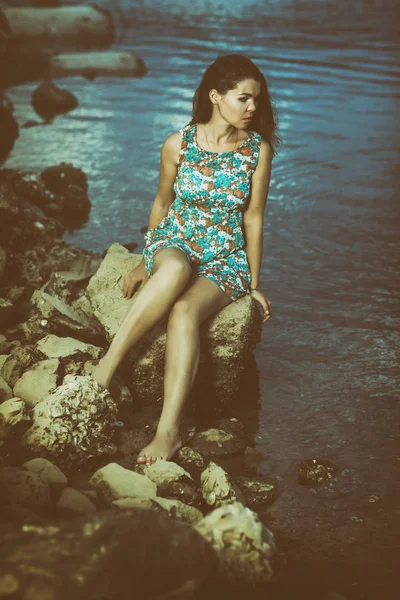 Όμορφη Γυναίκα Κοντά Στη Θάλασσα Πορτραίτο Πλήρους Μήκους Χαμηλού Κλειδιού — Φωτογραφία Αρχείου