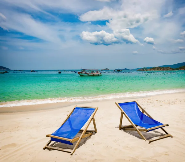 美丽的白沙海滩 前台的椅子 背景上的渔船 越南景观 — 图库照片