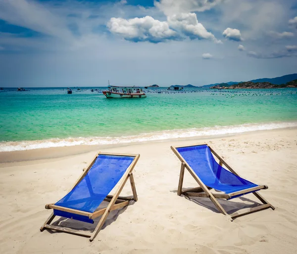 Praia Areia Branca Bonita Cadeiras Primeiro Plano Barcos Pesca Fundo — Fotografia de Stock