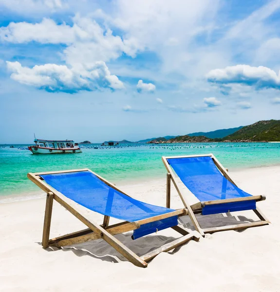 Praia Areia Branca Bonita Cadeiras Primeiro Plano Barcos Pesca Fundo — Fotografia de Stock