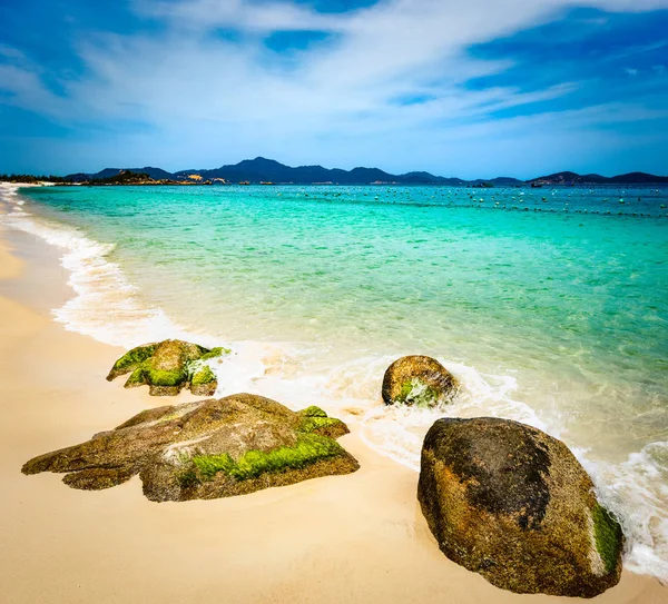 Prachtige Witte Zandstrand Stenen Een Voorgrond Landschap Van Vietnam — Stockfoto