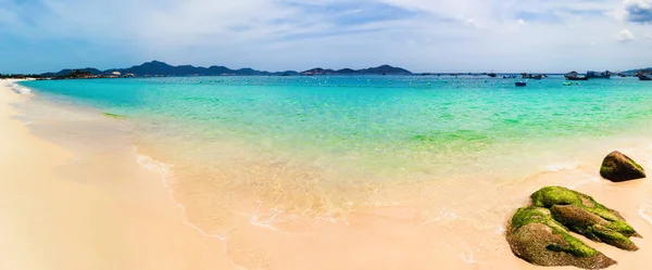 Vacker Vit Sandstrand Stenar Förgrund Landskap Vietnam Panorama — Stockfoto