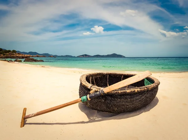 Прекрасный Белый Песчаный Пляж Камни Переднем Плане Пейзаж Вьетнама — стоковое фото