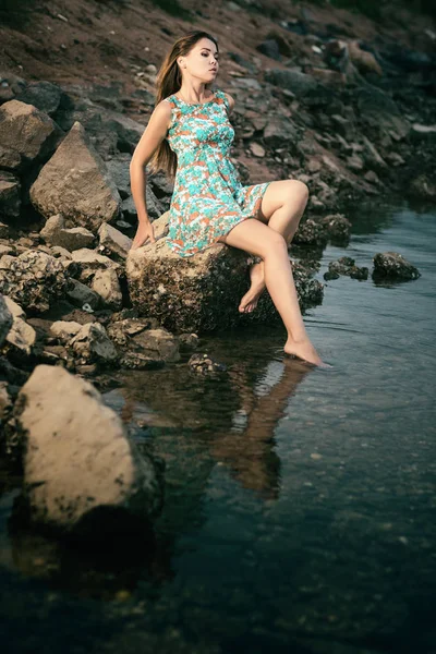 Mooie Vrouw Aan Zee Lage Sleutel Full Length Portret — Stockfoto