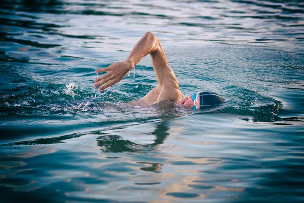 Nadador Respirando Durante Natación Arrastrarse Mar Atardecer — Foto de Stock