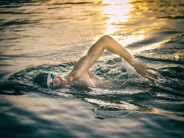 Nadador Respirando Durante Natación Arrastrarse Mar Atardecer — Foto de Stock