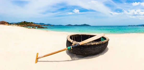 Praia Areia Branca Bonita Pedras Primeiro Plano Paisagem Vietname — Fotografia de Stock