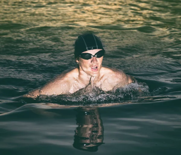 Nadador Respirando Durante Natación Arrastrarse Mar Atardecer — Foto de Stock