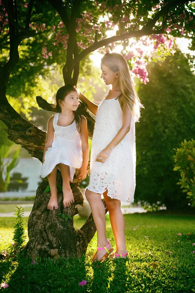 Matka Dcera Setí Ptáků Nádherné Zahradě — Stock fotografie