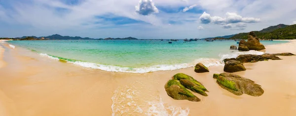 Vacker Vit Sandstrand Stenar Förgrund Landskap Vietnam Panorama — Stockfoto