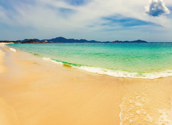 Prachtige Witte Zandstrand Stenen Een Voorgrond Landschap Van Vietnam — Stockfoto