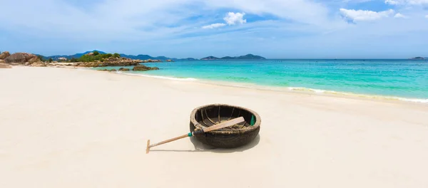 Praia Areia Branca Bonita Pedras Primeiro Plano Paisagem Vietname — Fotografia de Stock