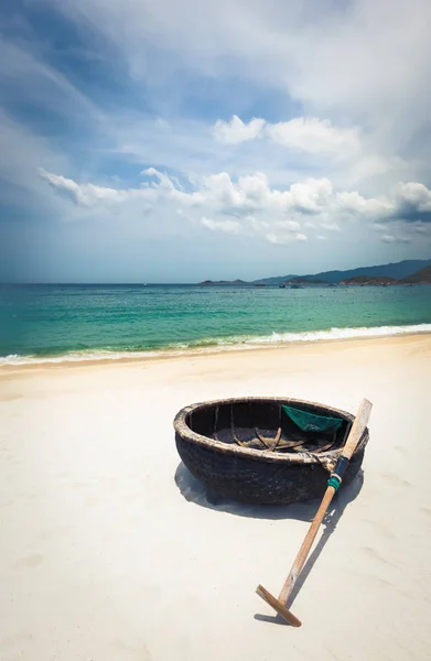 Vacker Vit Sandstrand Stenar Förgrund Landskapet Vietnam — Stockfoto