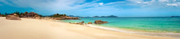 美丽的白沙海滩 在前景上的石头 越南的风景 — 图库照片