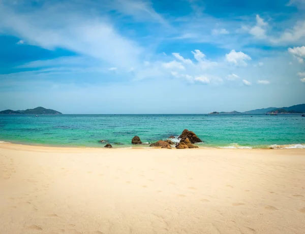 Prachtige Witte Zandstrand Stenen Een Voorgrond Landschap Van Vietnam — Stockfoto