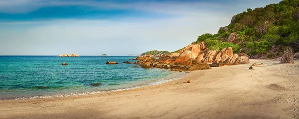 Prachtige Witte Zandstrand Stenen Een Voorgrond Landschap Van Vietnam Panorama — Stockfoto