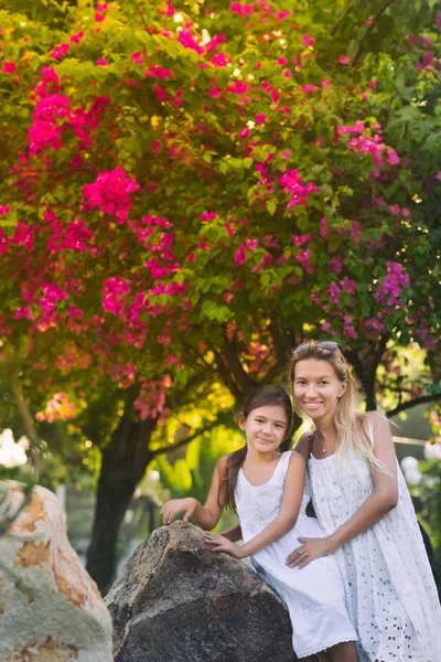 Mutter Und Tochter Einem Traumhaften Garten Bei Sonnenuntergang — Stockfoto