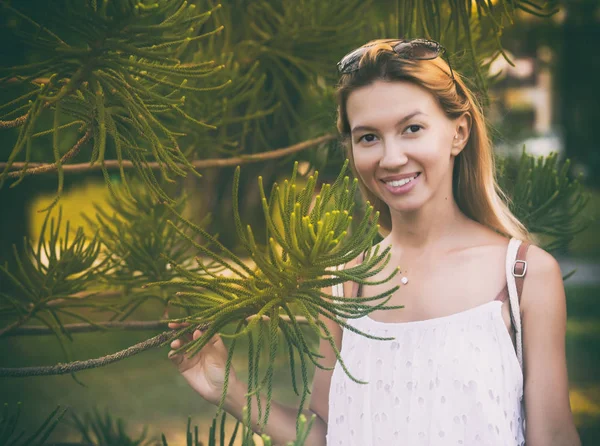 Portret Van Een Mooie Lachende Vrouw Een Fantastische Tuin — Stockfoto