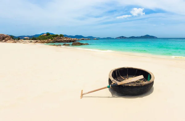 Praia Areia Branca Bonita Pedras Primeiro Plano Paisagem Vietname — Fotografia de Stock