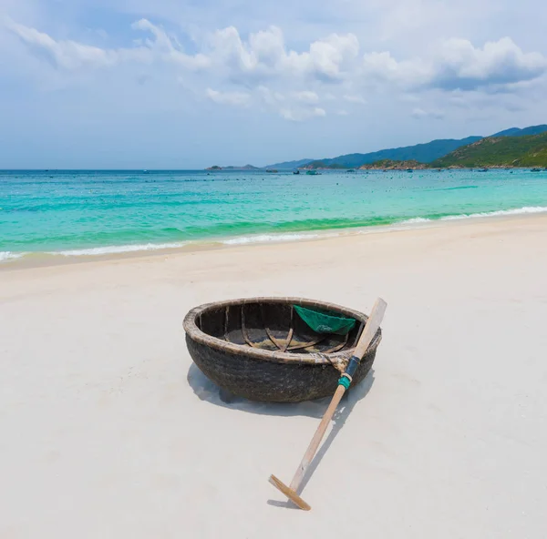 美丽的白沙海滩 在前景上的石头 越南景观 — 图库照片