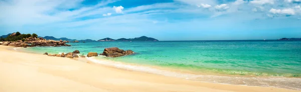 Vacker Vit Sandstrand Stenar Förgrund Landskap Vietnam Panorama — Stockfoto