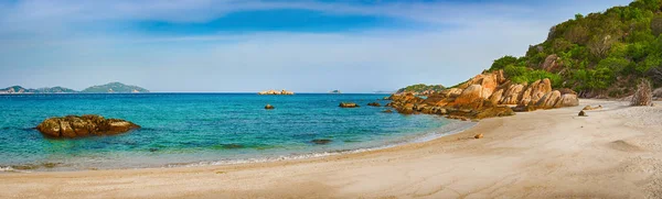 美しい白砂のビーチ 前景に石 ベトナムの風景です パノラマ — ストック写真