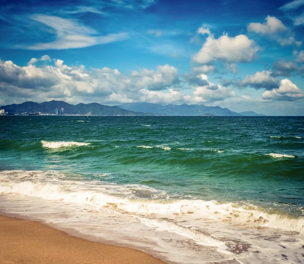 Malowniczy Widok Nha Trang Beach Słoneczny Dzień Pięknym Tropikalnym Krajobrazie — Zdjęcie stockowe