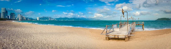 Живописный Вид Пляж Нятранг Солнечный День Красивый Тропический Пейзаж Пирс — стоковое фото