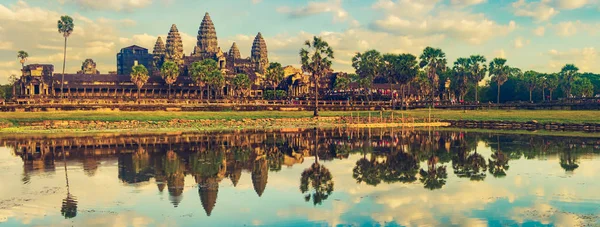 Angkor Wat Templo Que Refleja Agua Del Estanque Loto Atardecer —  Fotos de Stock