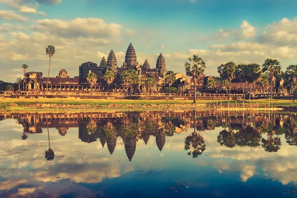 在日落时 吴哥窟寺庙在莲花池的水中反射 柬埔寨 — 图库照片