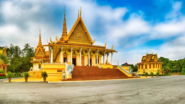 プノンペン カンボジア における複雑な王宮の中の王位ホール 有名なランドマークや観光名所 パノラマ — ストック写真