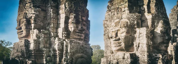 アンコール トムのバイヨン寺院で朝の時間に直面しています シェムリ アップ カンボジア Panorarma — ストック写真