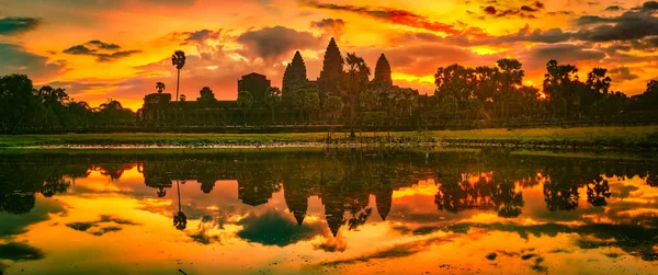 Templo Angkor Wat Que Reflete Água Lagoa Lótus Amanhecer Siem — Fotografia de Stock