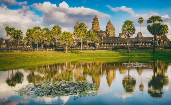 Angkor Wat Tapınağı Lotus Gölet Suda Günbatımında Yansıtan Siem Biçmek — Stok fotoğraf