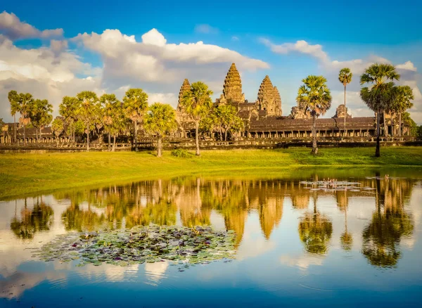 Angkor Wat Tapınağı Lotus Gölet Suda Günbatımında Yansıtan Siem Biçmek — Stok fotoğraf