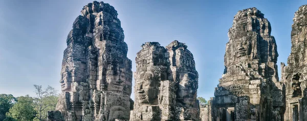 アンコール トムのバイヨン寺院で朝の時間に直面しています シェムリ アップ カンボジア Panorarma — ストック写真