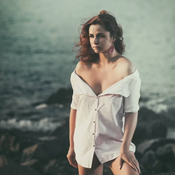 美しいセクシーな女性の屋外の肖像画 海の近くのモデル — ストック写真