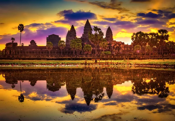 Angkor Wat Tapınağı Lotus Gölet Suda Güneş Doğarken Yansıtan Siem — Stok fotoğraf