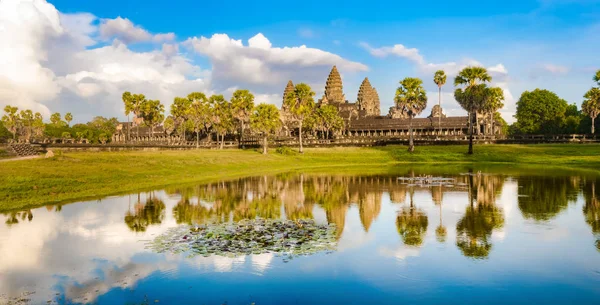 Angkor Wat Templo Que Refleja Agua Del Estanque Loto Atardecer — Foto de Stock
