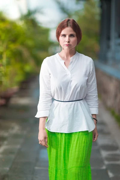 Retrato Uma Mulher Bonita Livre — Fotografia de Stock