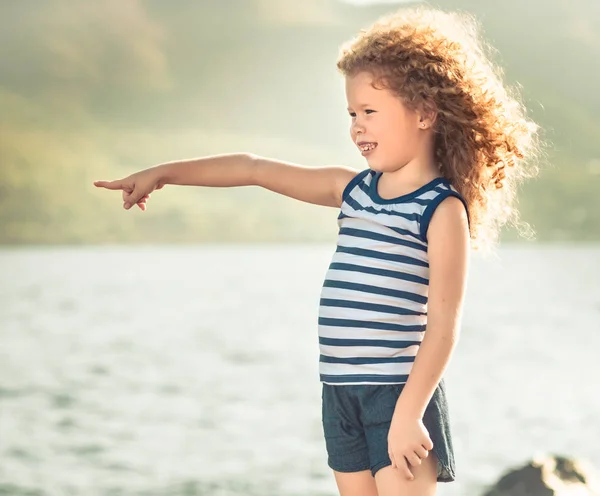 Ragazzina che punta vicino al mare — Foto Stock