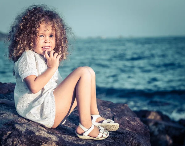 Petite fille en robe blanche — Photo