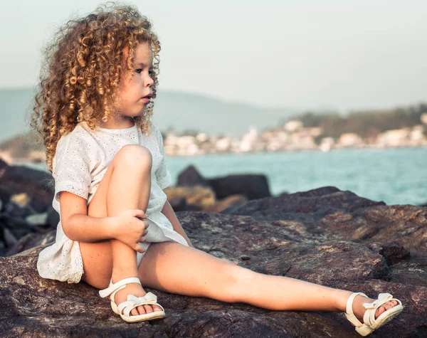 Bambina in abito bianco — Foto Stock